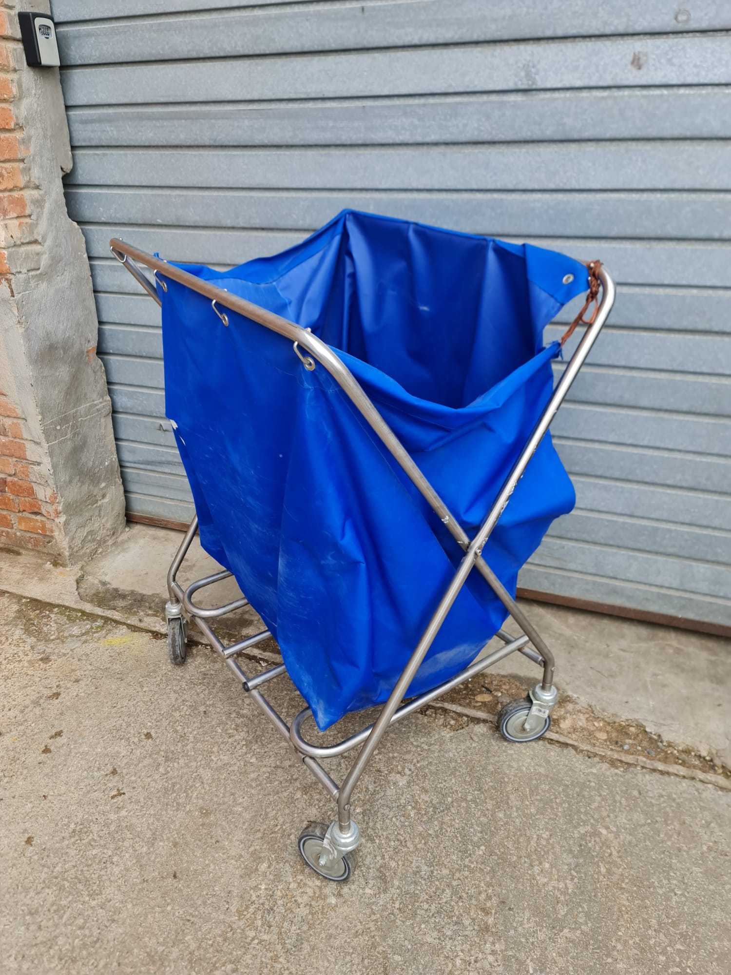 carro lavanderia hosteleria metal 107x60x96_5 1u-111x85x58 1u